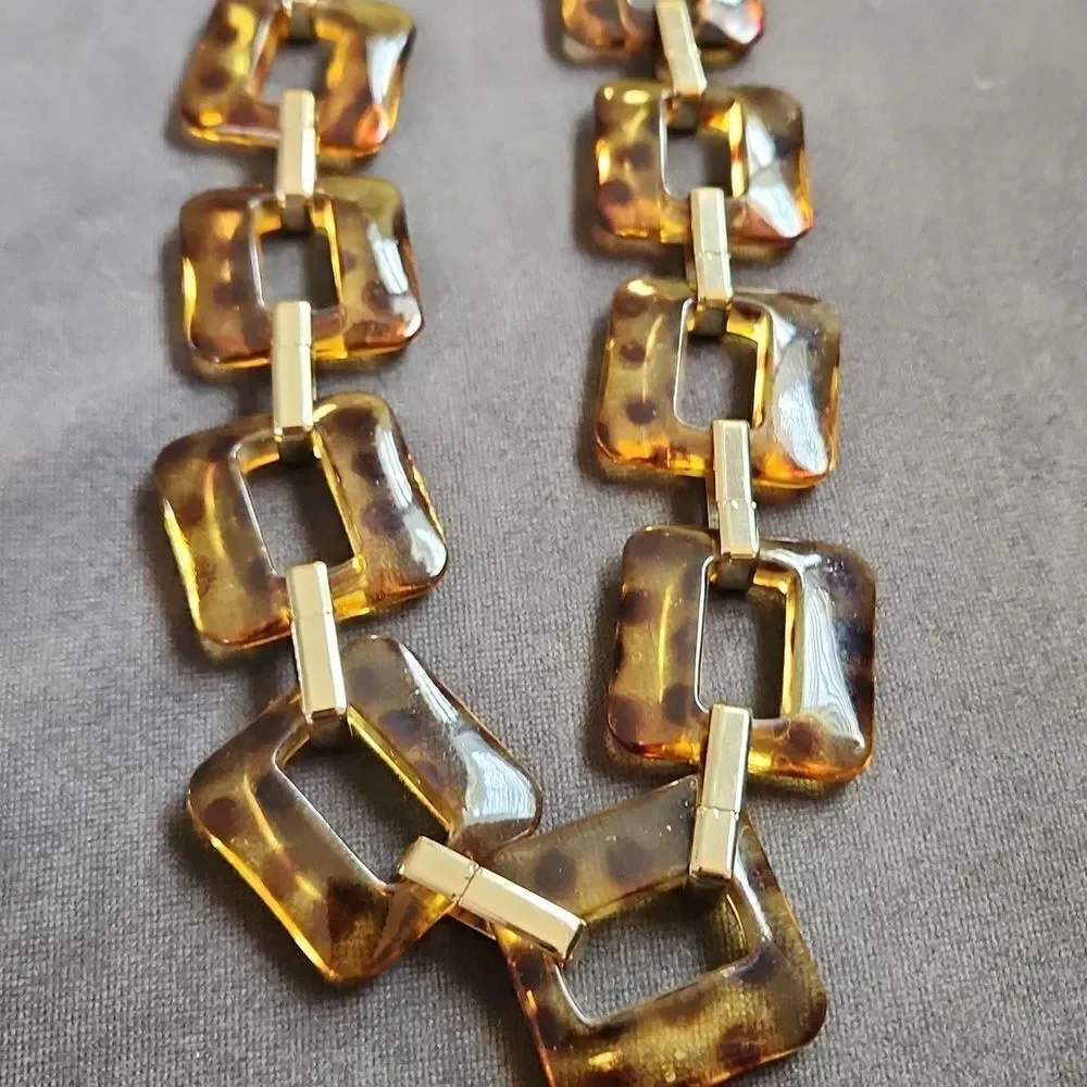 Elegant Tortoiseshell and Gold Necklace